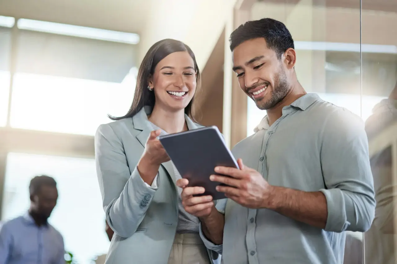 Personas mirando una tablet